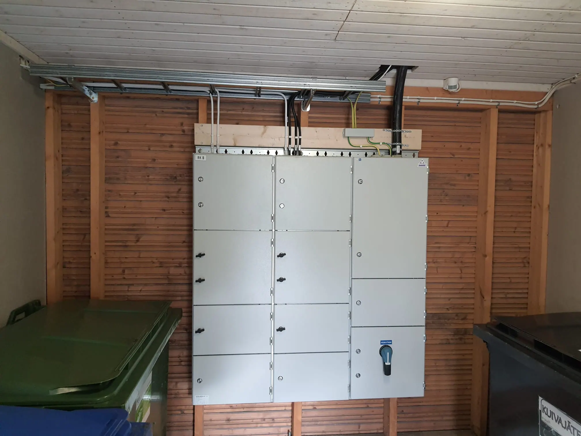 Latausjärjestelmän sähkökeskus ja kaapeloinnit